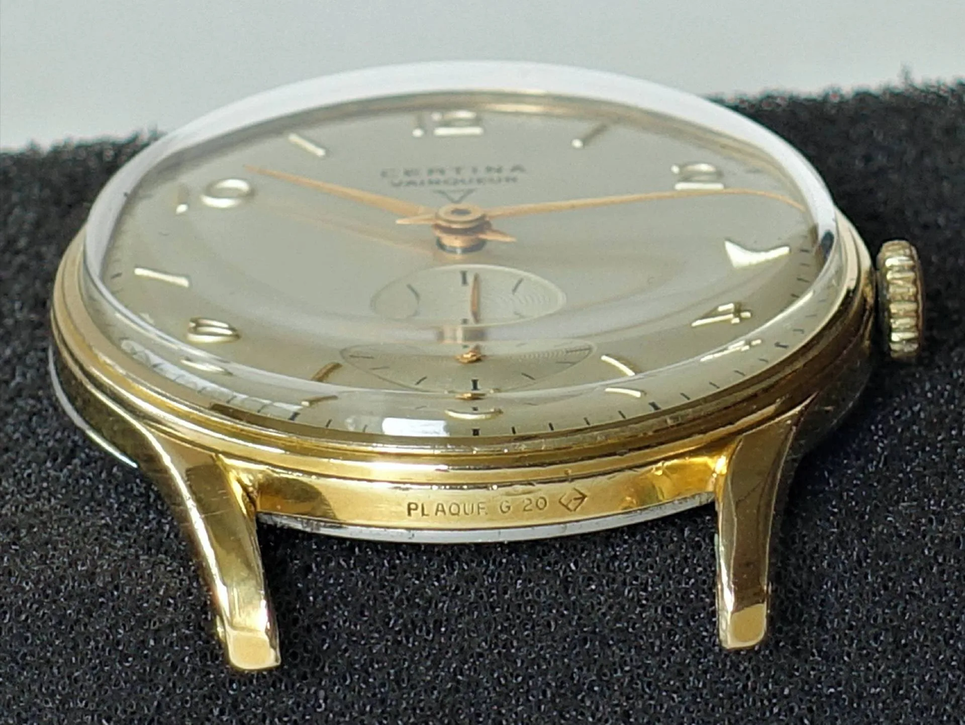 Mechanische Armbanduhr goldfarben Goldfarbene mechanische Armbanduhr mit hellem Zifferblatt und kleiner Sekunde.