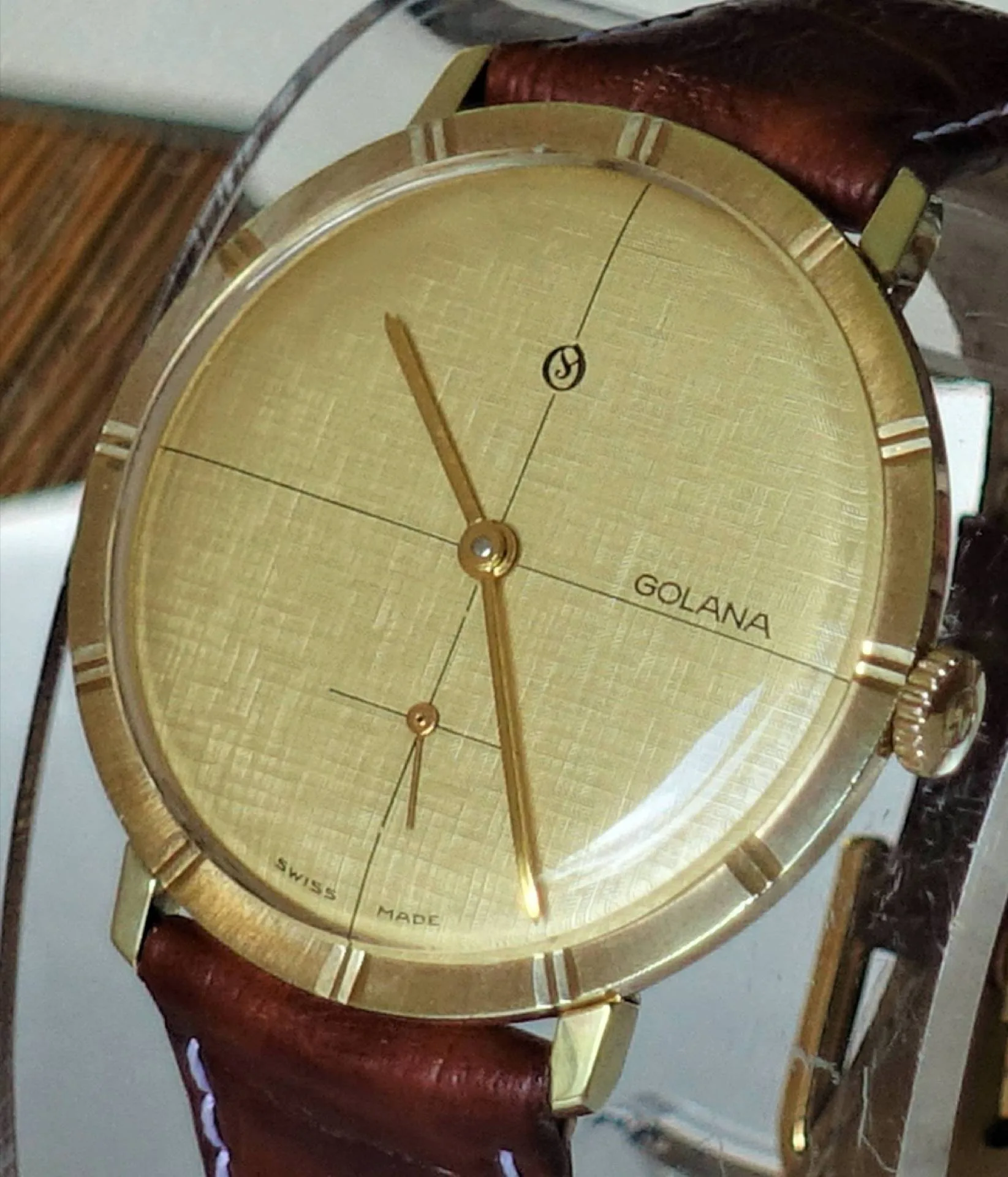 Golduhr mit braunem Armband Goldfarbene Armbanduhr mit braunem Lederarmband und schlichtem Zifferblatt.