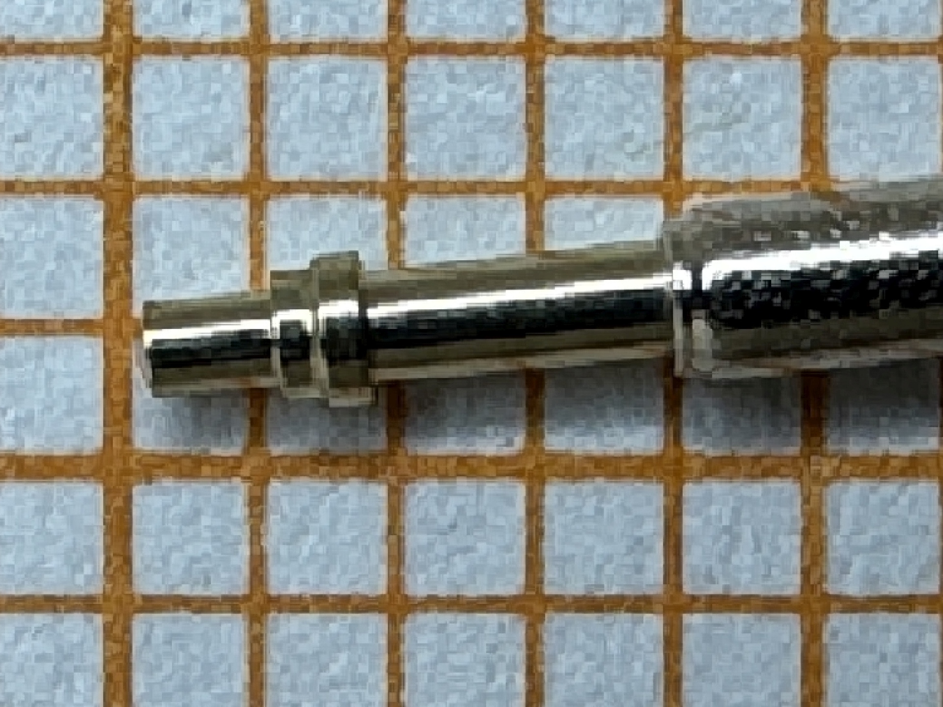 Silberfarbene Aufzugswelle für Armbanduhren aus Metall.