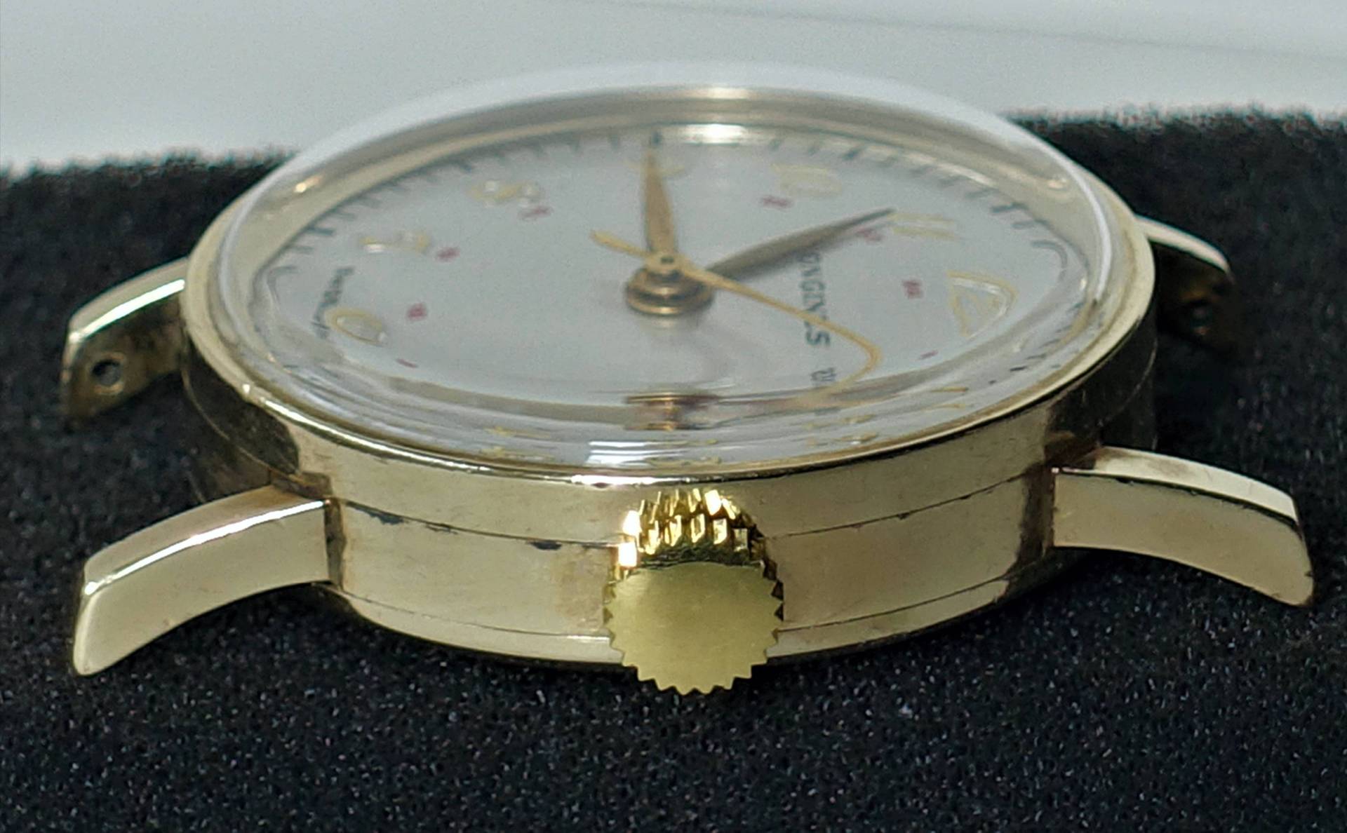 Wenn Sie eine stilvolle goldene Armbanduhr suchen, ist dieses Modell perfekt für Sie.