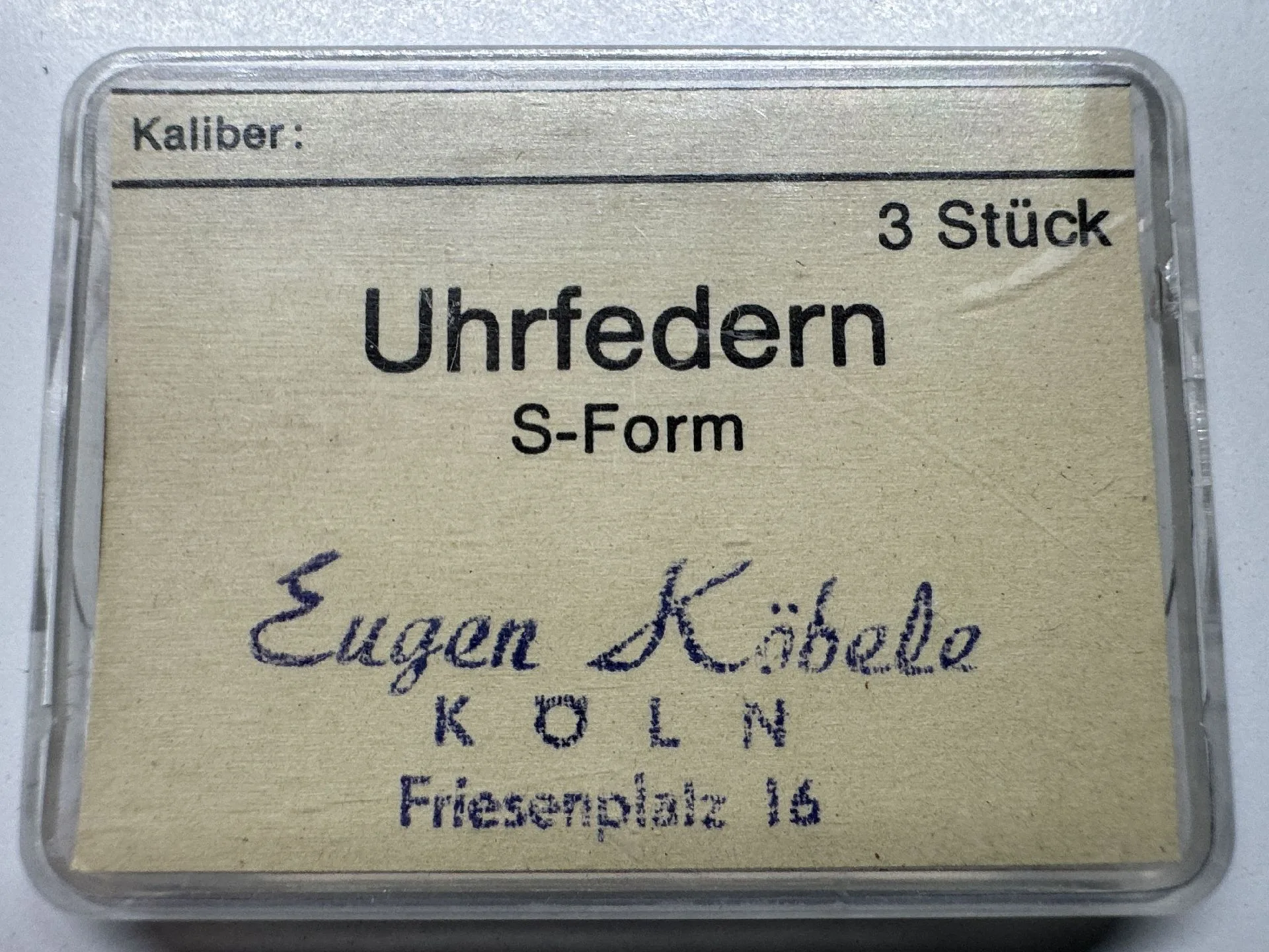 Verpackung mit drei S-förmigen Uhrfedern für Uhren.