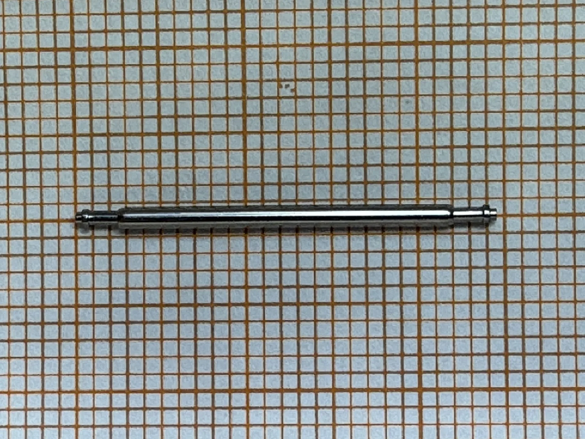 Metallischer Federsteg für die Befestigung von Uhrenarmbändern.