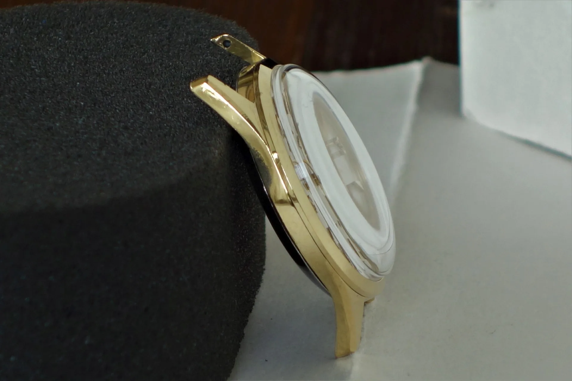 Gehäuse goldfarben Goldfarbenes Uhrengehäuse mit montiertem Uhrglas.