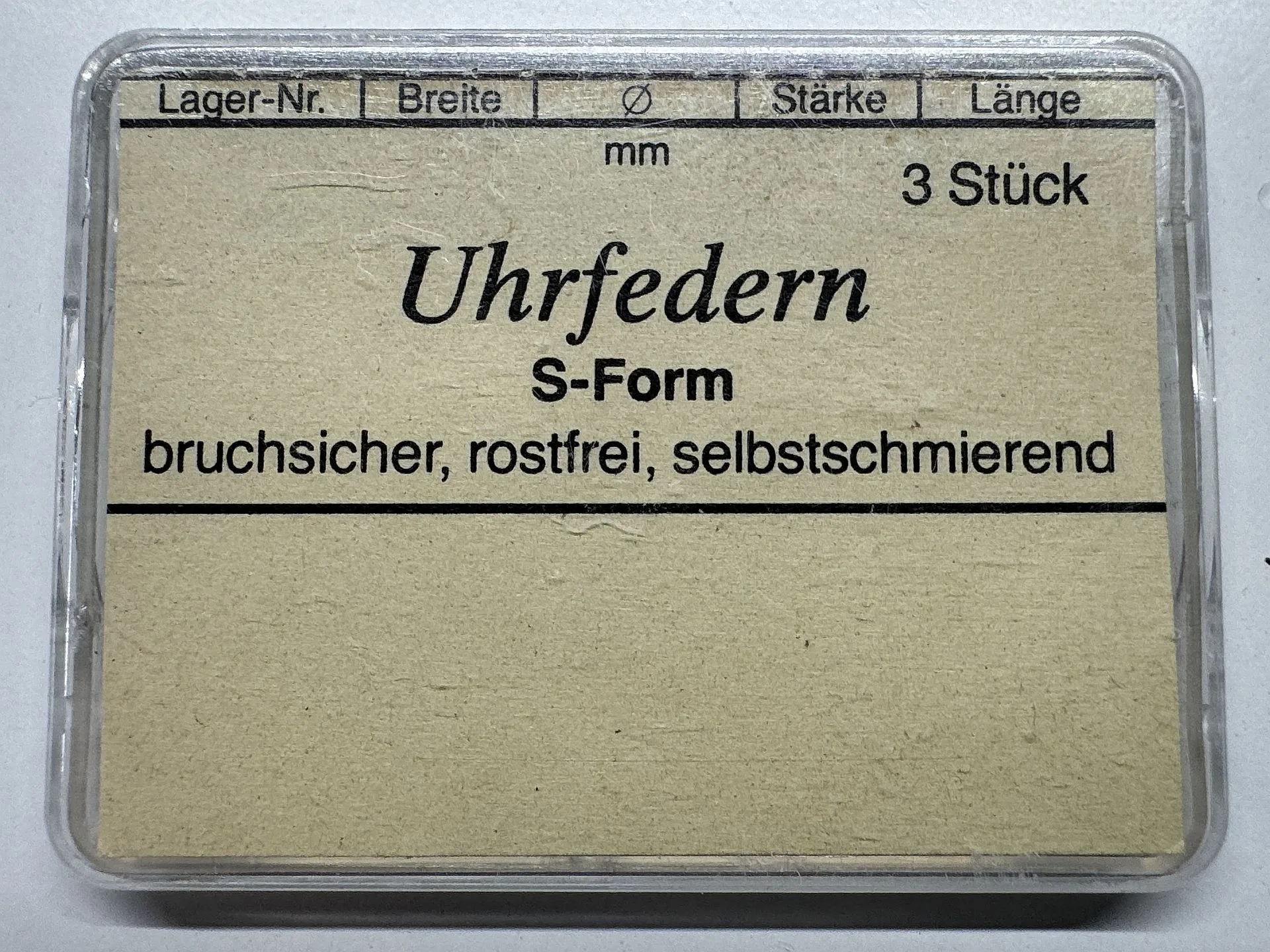 Uhrfedern S-Form Drei bruchsichere, rostfreie und selbstschmierende Uhrfedern in S-Form in einer transparenten Verpackung.