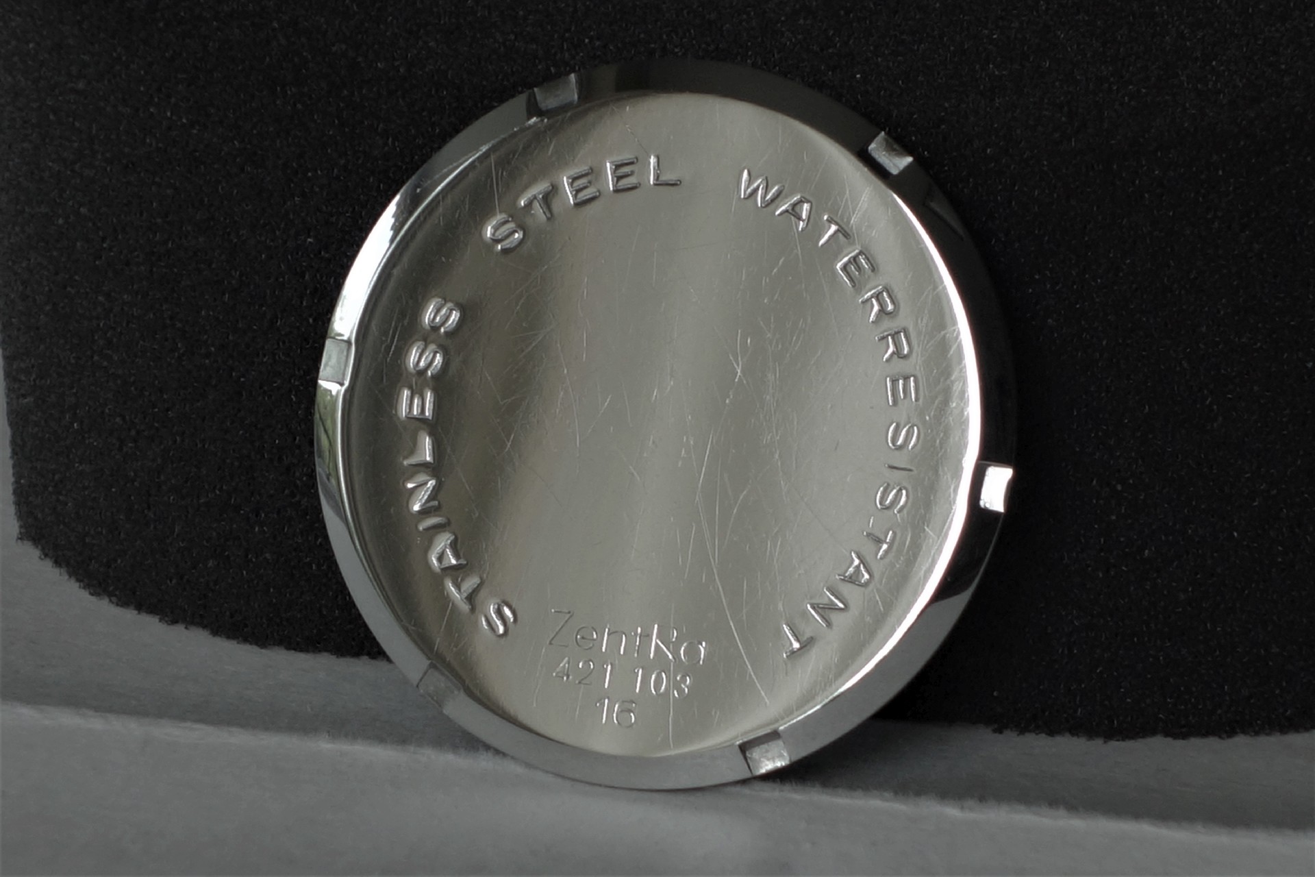 Silberfarbener Uhrenboden mit Gravur für Armbanduhren.