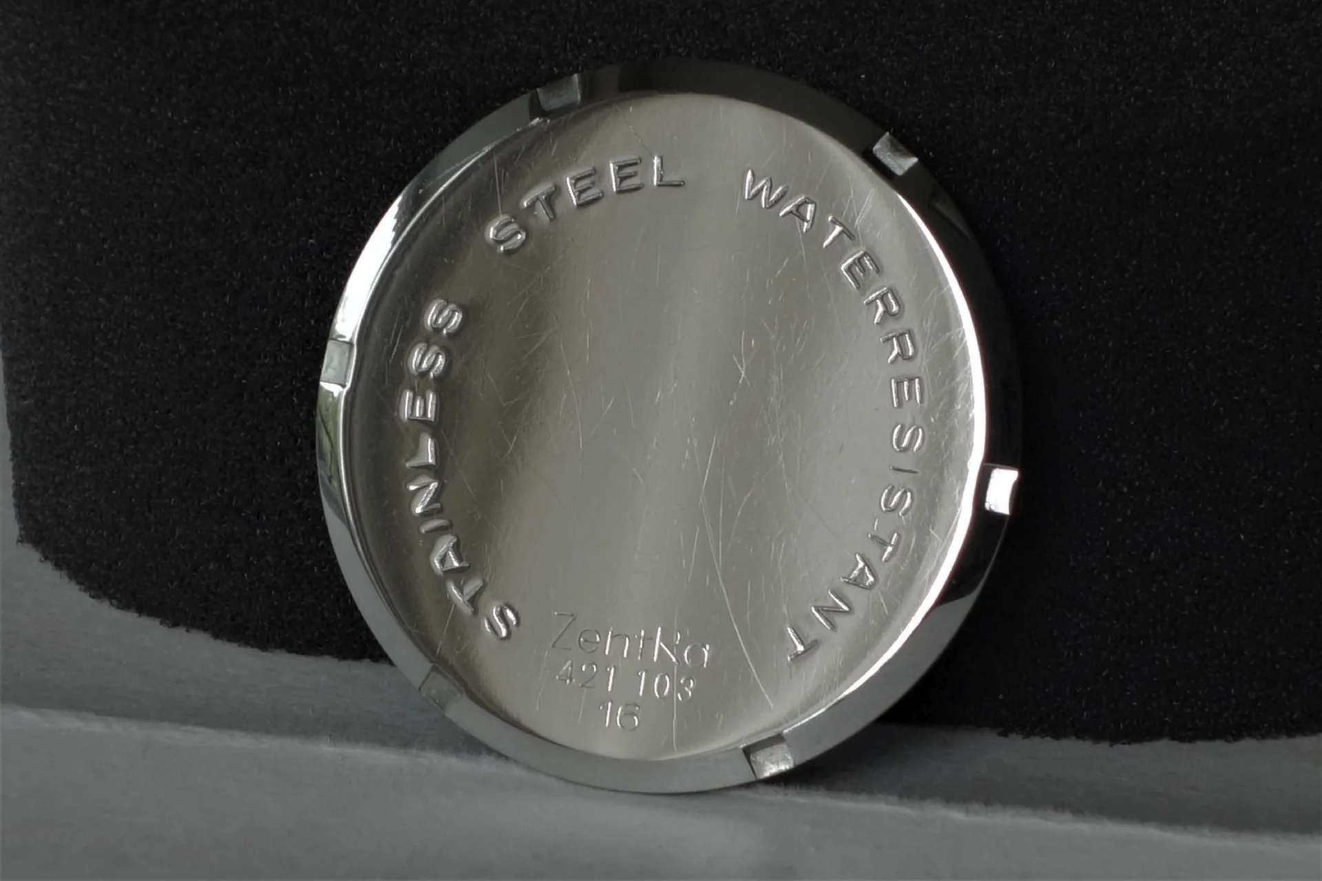 Uhrenboden silberfarben Silberfarbener Uhrenboden mit Gravur für Armbanduhren.
