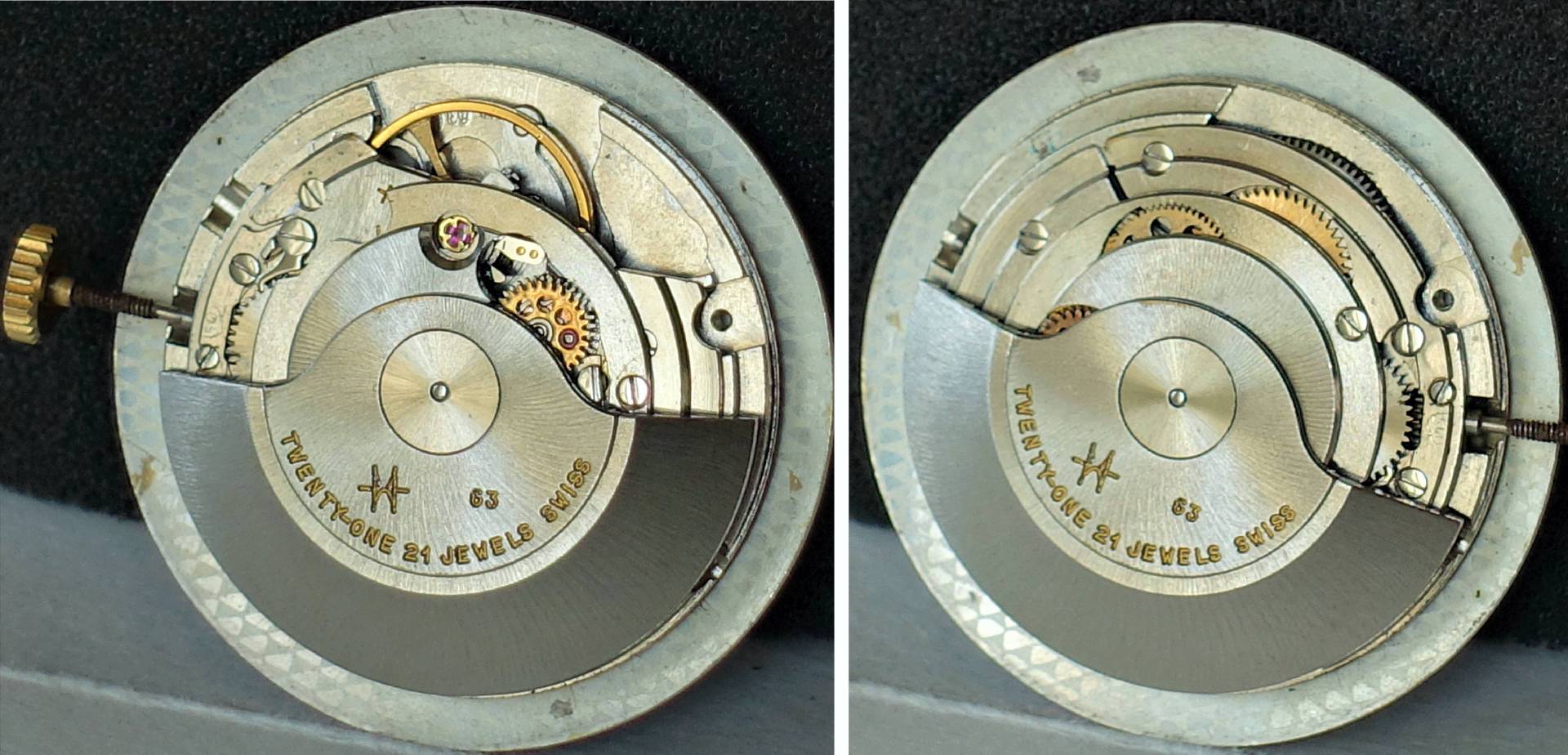 Silberfarbenes Automatik-Uhrwerk mit sichtbaren Zahnrädern und Rotor.