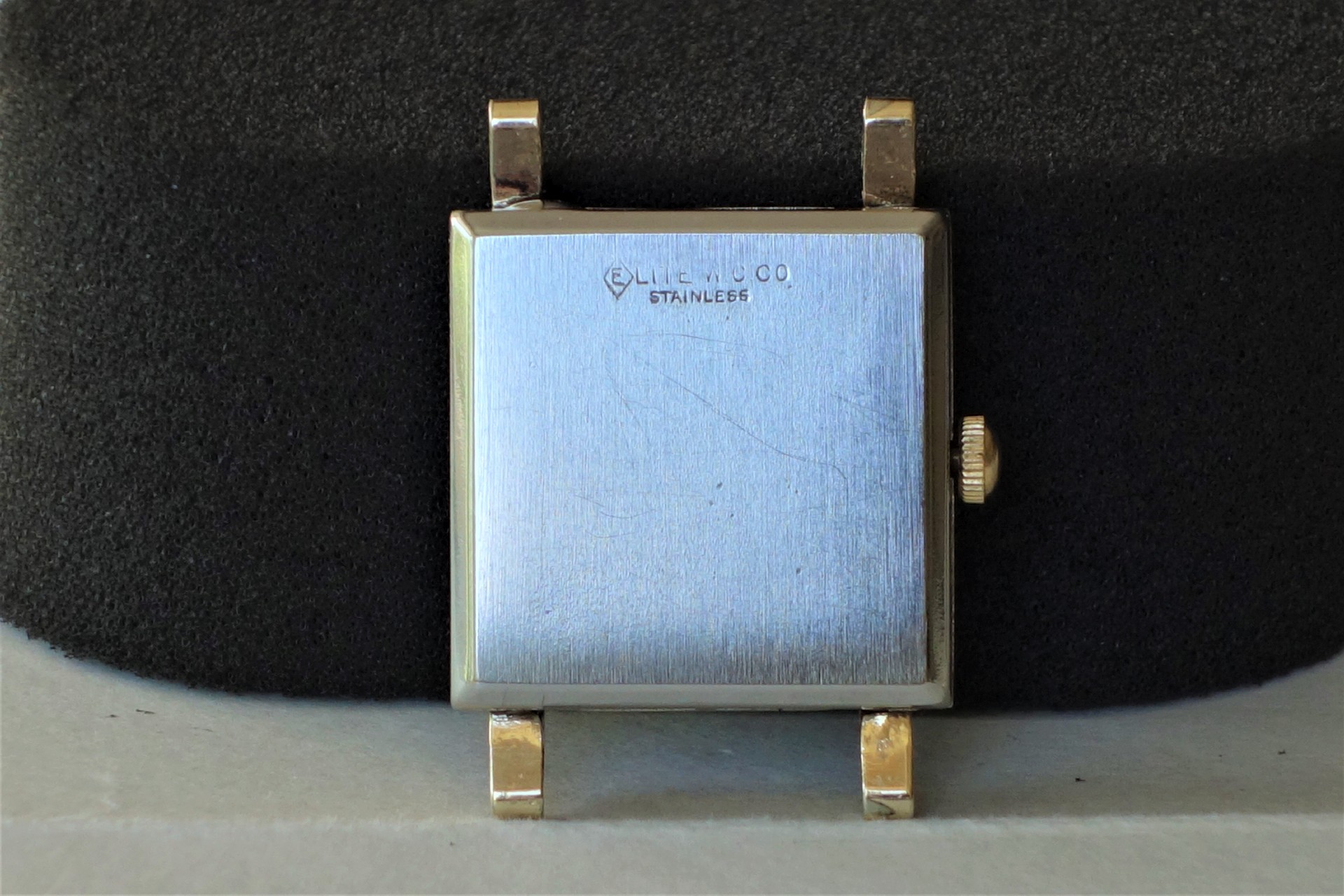 Quadratisches Metallgehäuse für Armbanduhren mit seitlicher Krone.