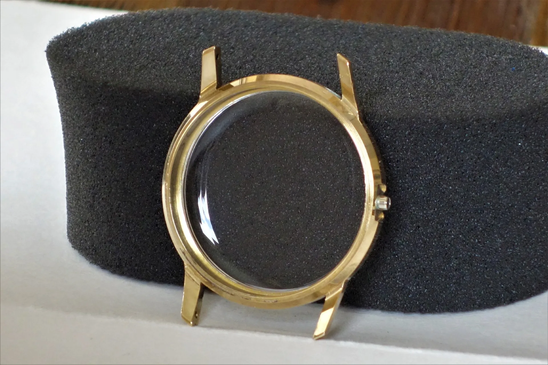Gehäuse goldfarben Rundes Uhrengehäuse in goldfarbener Optik mit transparentem Uhrglas.