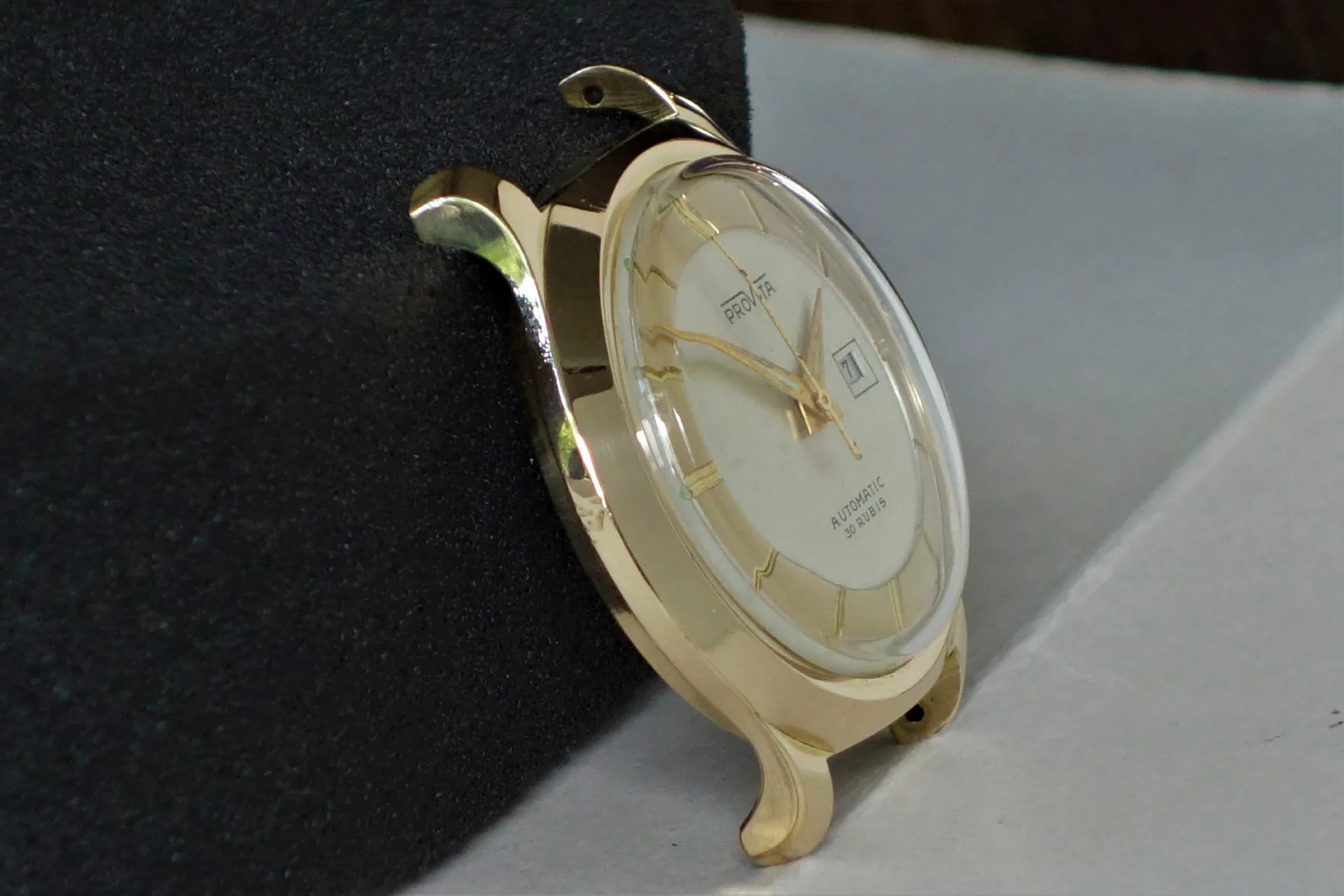 Automatik Armbanduhr goldfarben Goldfarbene Armbanduhr mit hellem Zifferblatt und Datumsanzeige.