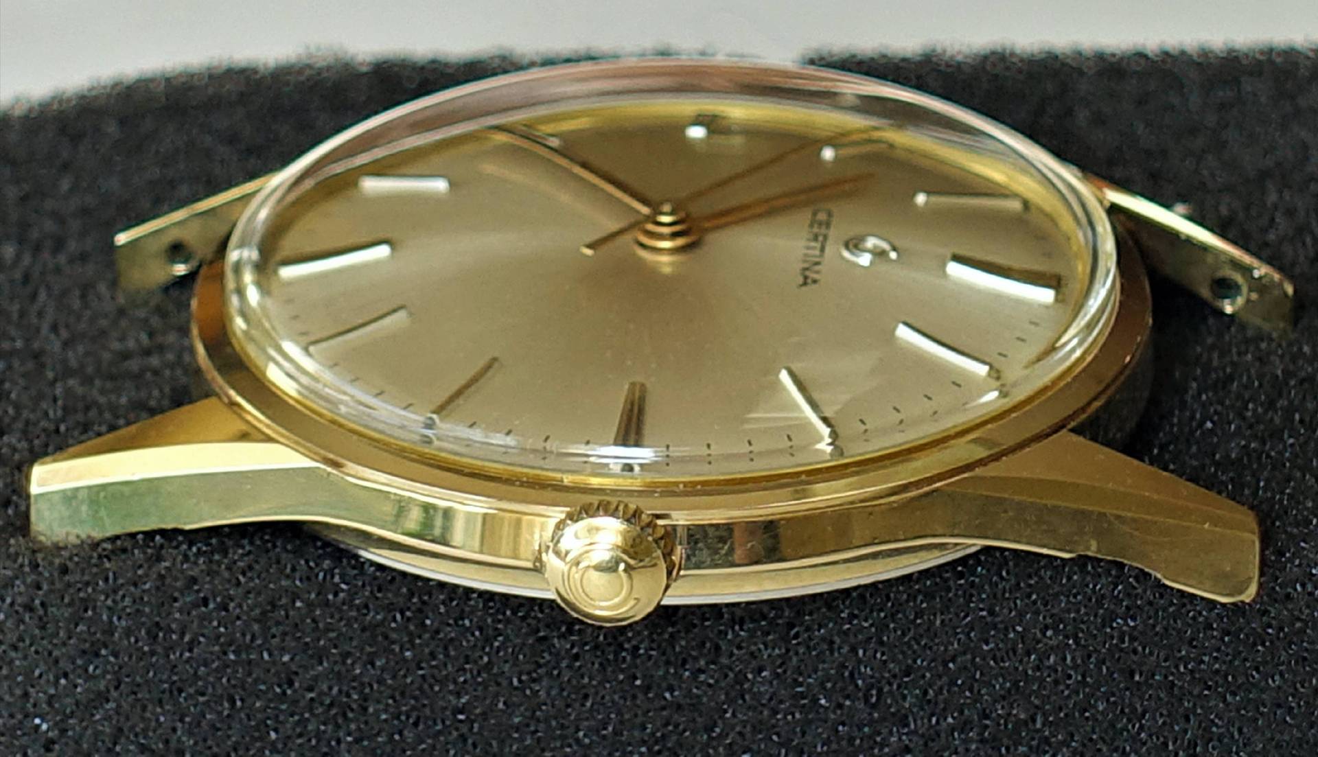 Goldfarbene Certina Armbanduhr mit rundem Gehäuse und schlichtem Zifferblatt.