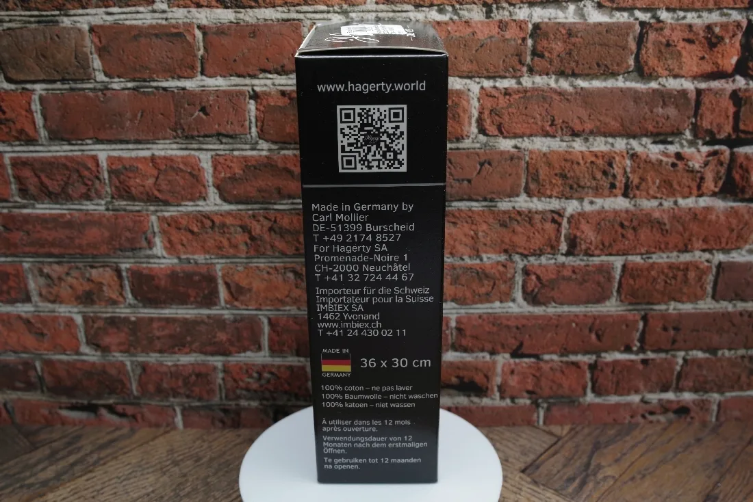 Schwarze Verpackung mit Angaben zu einem 36 x 30 Zentimeter großen Reinigungstuch aus 100 Prozent Baumwolle.