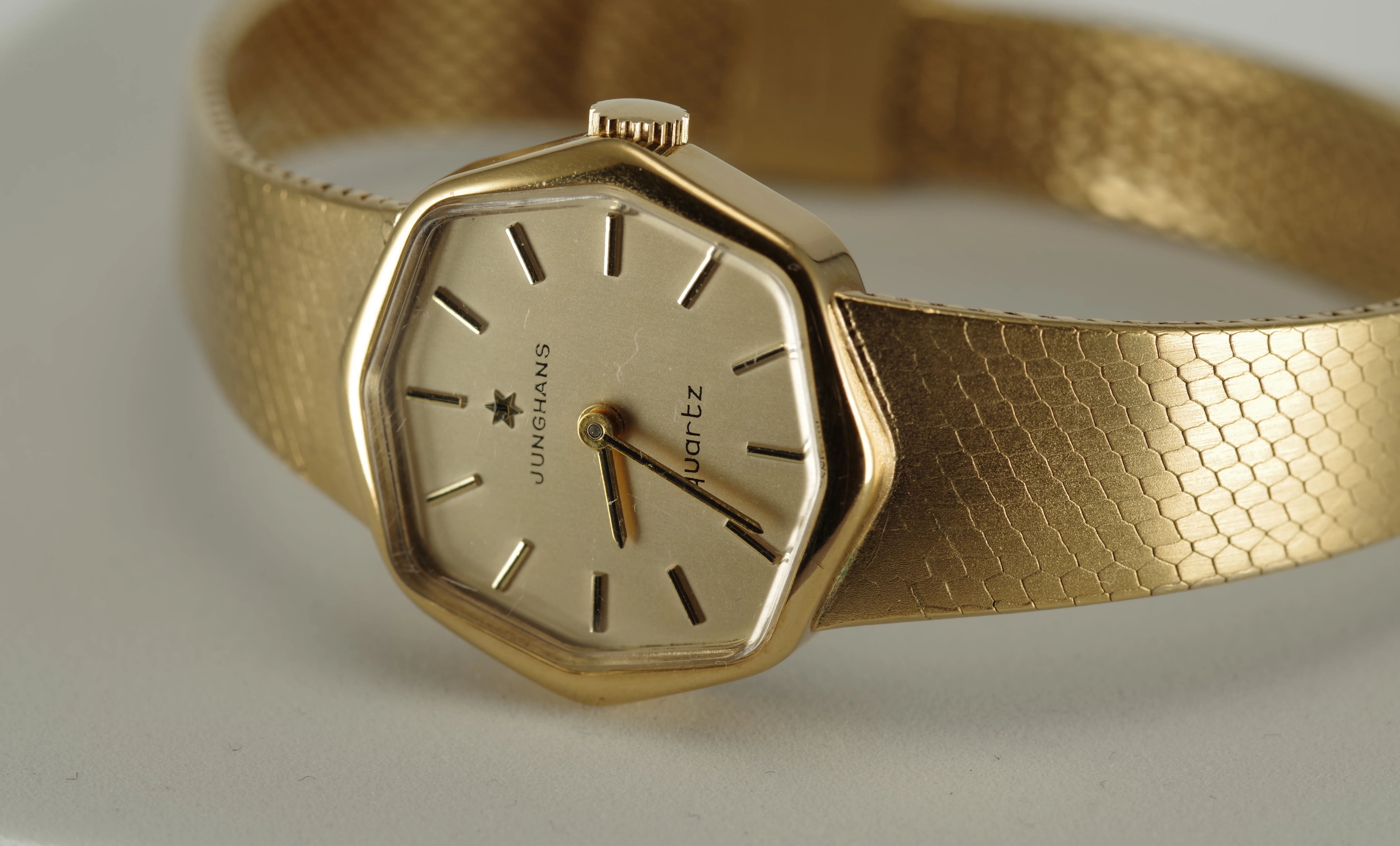 Junghans formschöne Damen Quarz-Armbanduhr goldfarbenes Gehäuse Metallarmband Junghans formschöne Damen Quarz-Armbanduhr goldfarbenes Gehäuse Metallarmband