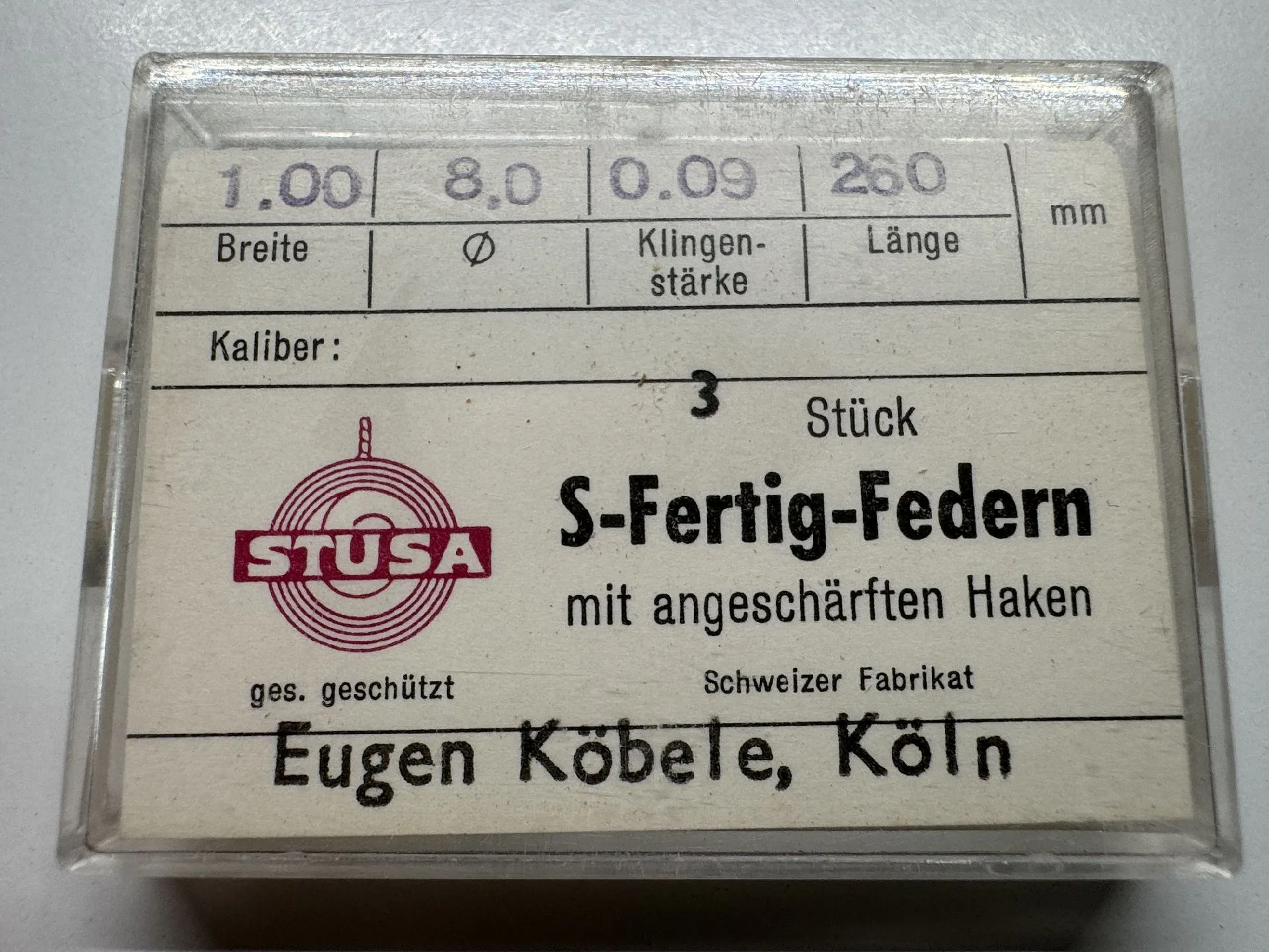 Verpackung mit drei S-Fertig-Federn für Uhrwerke mit angeschärften Haken.