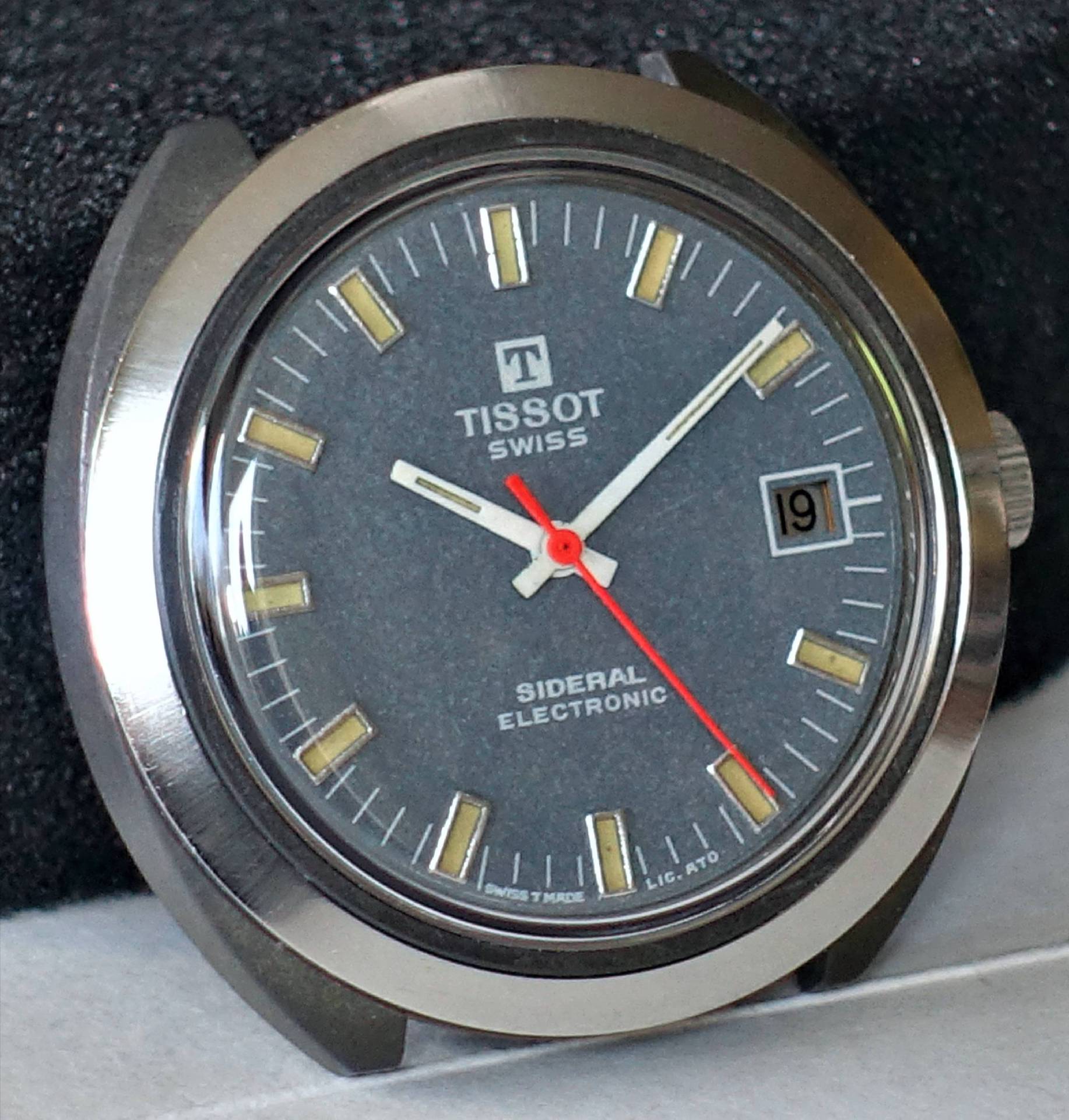 Tissot Sideral Electronic Uhr mit grauem Ziffernblatt und rotem Sekundenzeiger