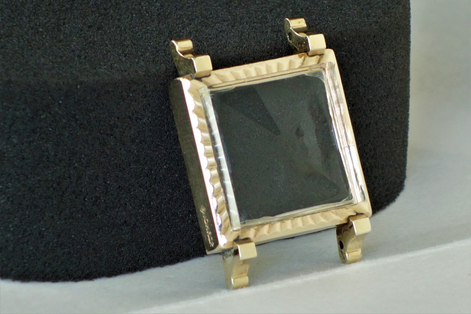 Eckiges Metallgehäuse für Armbanduhren mit Glasabdeckung.