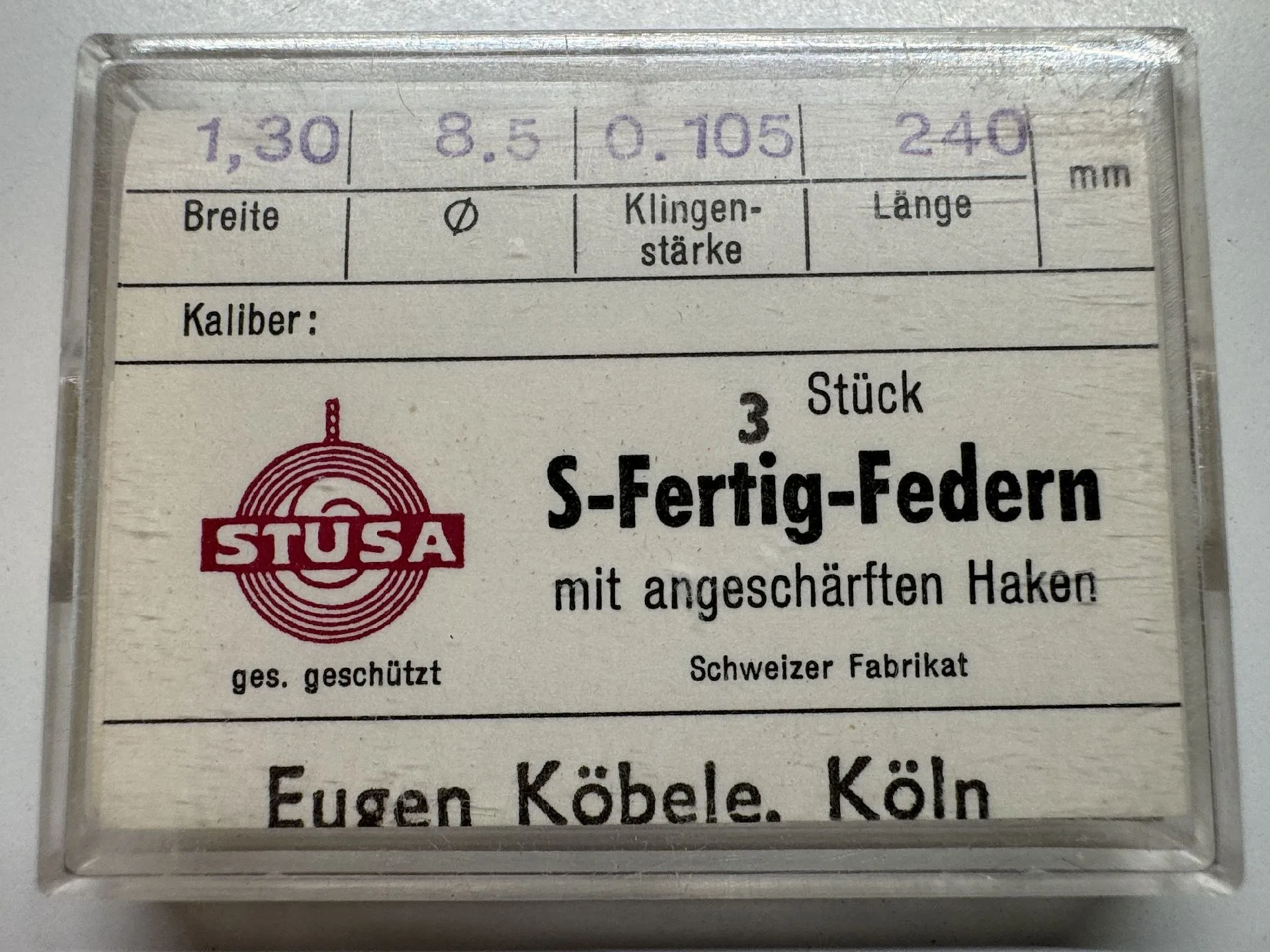 Verpackung mit drei Uhrwerksfedern mit angeschärften Haken für Uhren.