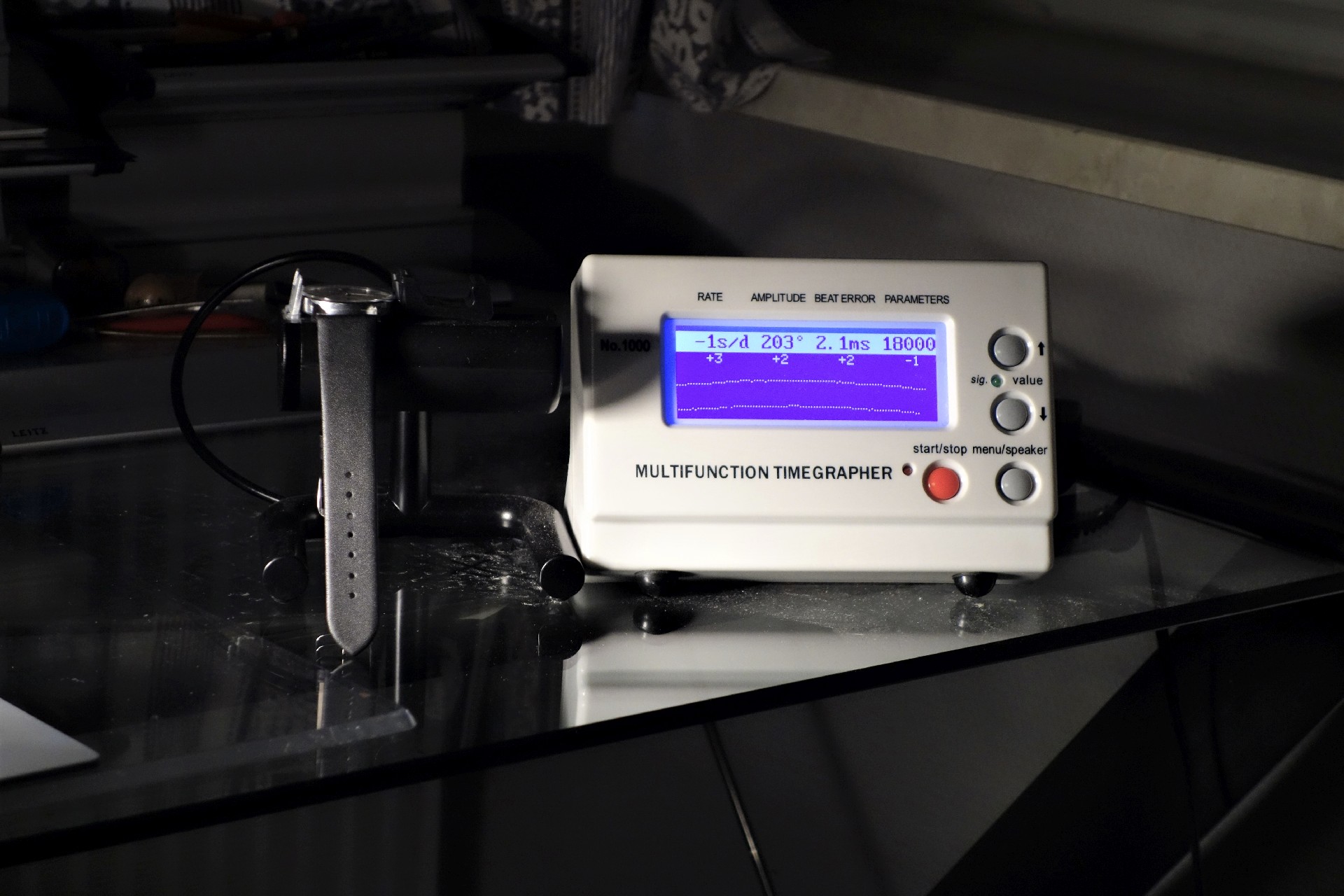 Elektronisches Zeitwaagen Messgerät mit digitaler Anzeige zur Überprüfung mechanischer Uhren.