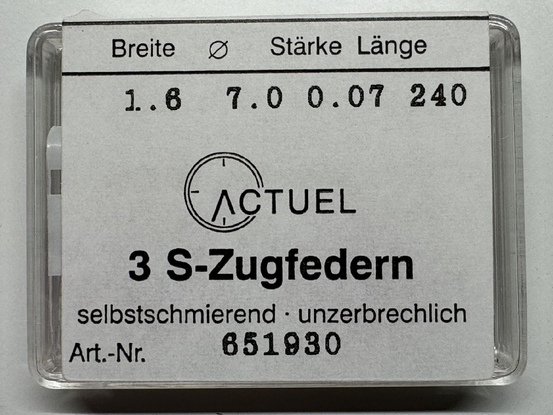 Verpackung mit drei silberfarbenen Zugfedern für Uhren.