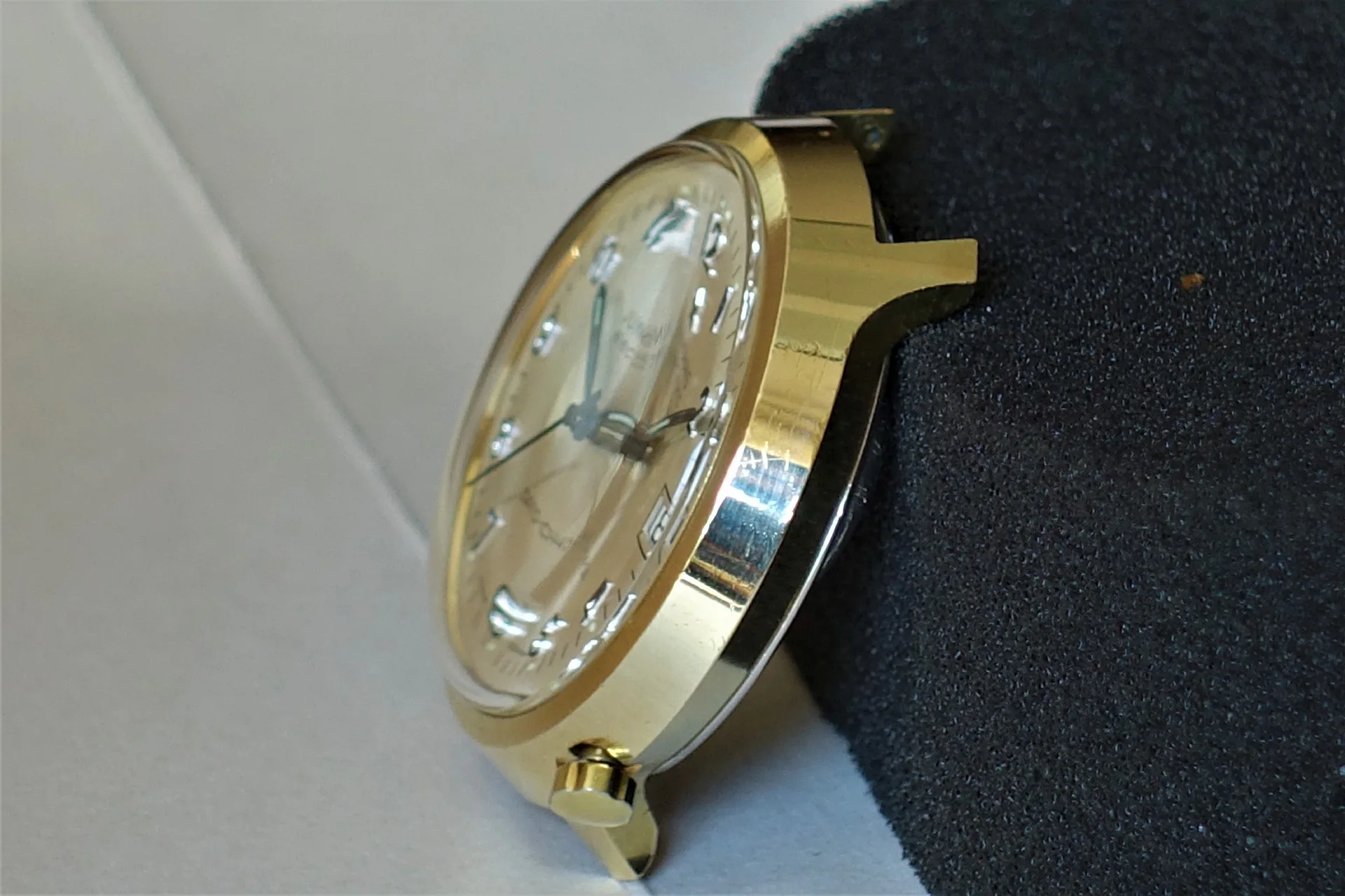 Uhrgehäuse goldfarben Goldfarbenes Uhrgehäuse mit hellem Zifferblatt und aufgesetzten Indizes.
