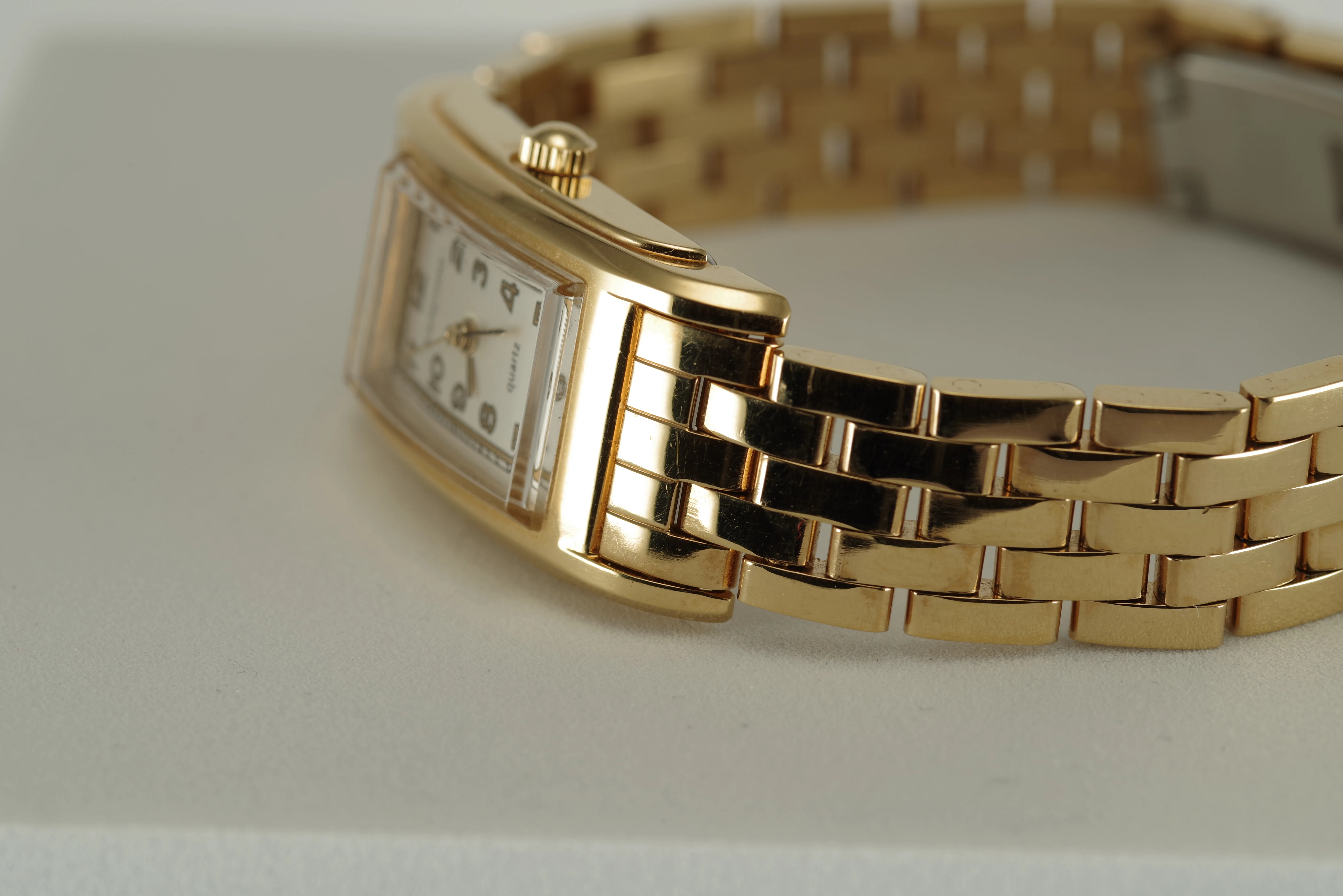 Damen Junghans Vintage Quarz Armbanduhr goldfarbenes Gehäuse mit Metallarmband Damen Junghans Vintage Quarz Armbanduhr goldfarbenes Gehäuse mit Metallarmband