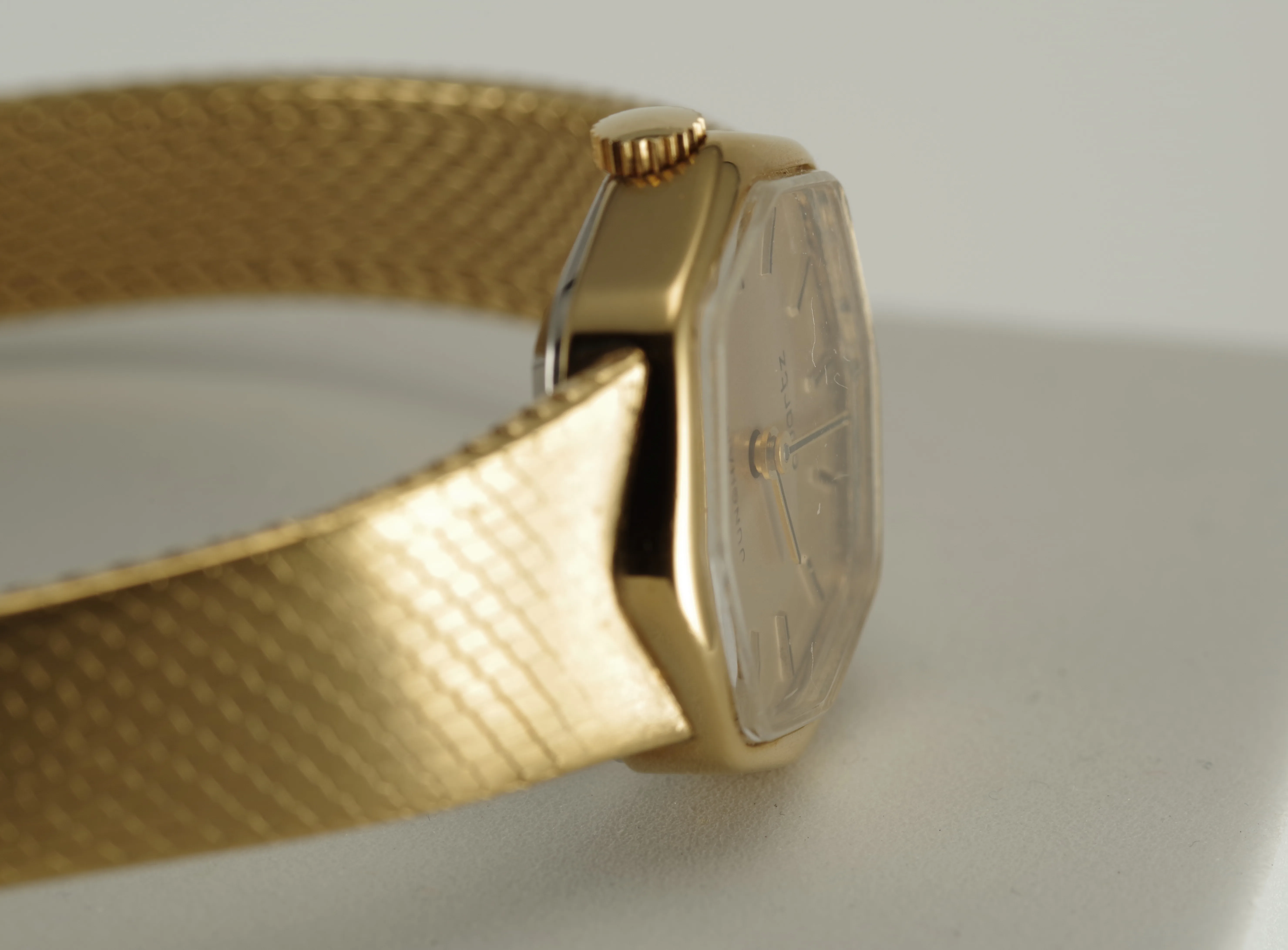 Junghans formschöne Damen Quarz-Armbanduhr goldfarbenes Gehäuse Metallarmband Junghans formschöne Damen Quarz-Armbanduhr goldfarbenes Gehäuse Metallarmband